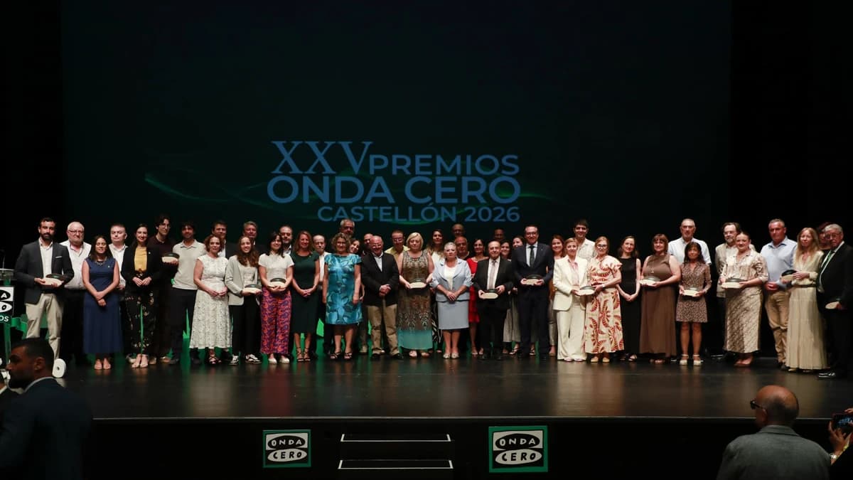 Foto de familia de los premiados en la gala de los Premios Onda Cero Castellón 2026