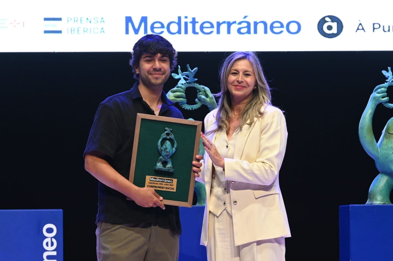 Ignasi Tormo recibiendo el Premio Compromiso Social en representación de VersedIA